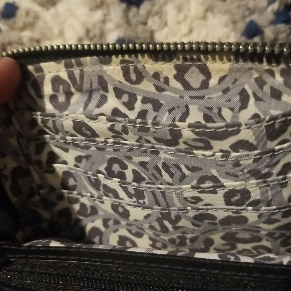 Coach poppy wristlet comes with black coach tag silver writing over black - Picture 7 of 7